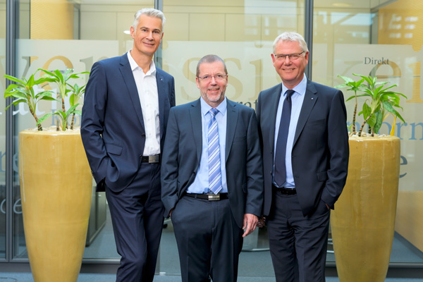 Volksbank in der Ortenau verabschiedet Alwin Bross nach 45 Jahren in den Ruhestand Drei Männer im Anzug