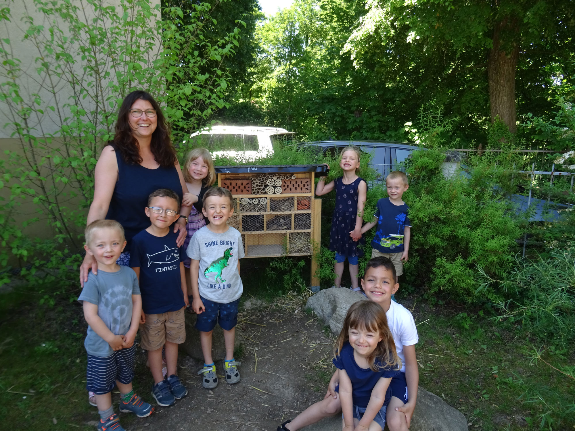 Fotos - stellvertretend für den Bereich Ortenau Kinder vom Kath. Kindertagesstätte "Franz-Walz" in Offenburg beim Aufbau des Insektenhotels Fotos - stellvertretend für den Bereich Ortenau Kinder vom Kath. Kindertagesstätte "Franz-Walz" in Offenburg beim Aufbau des Insektenhotels